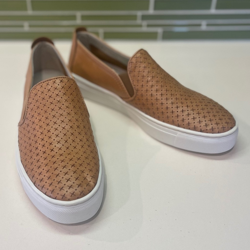 NWOB FLEXX Tan Sneakers sz 7